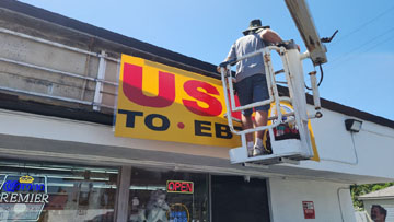Liqour Warehouse Electrical Sign